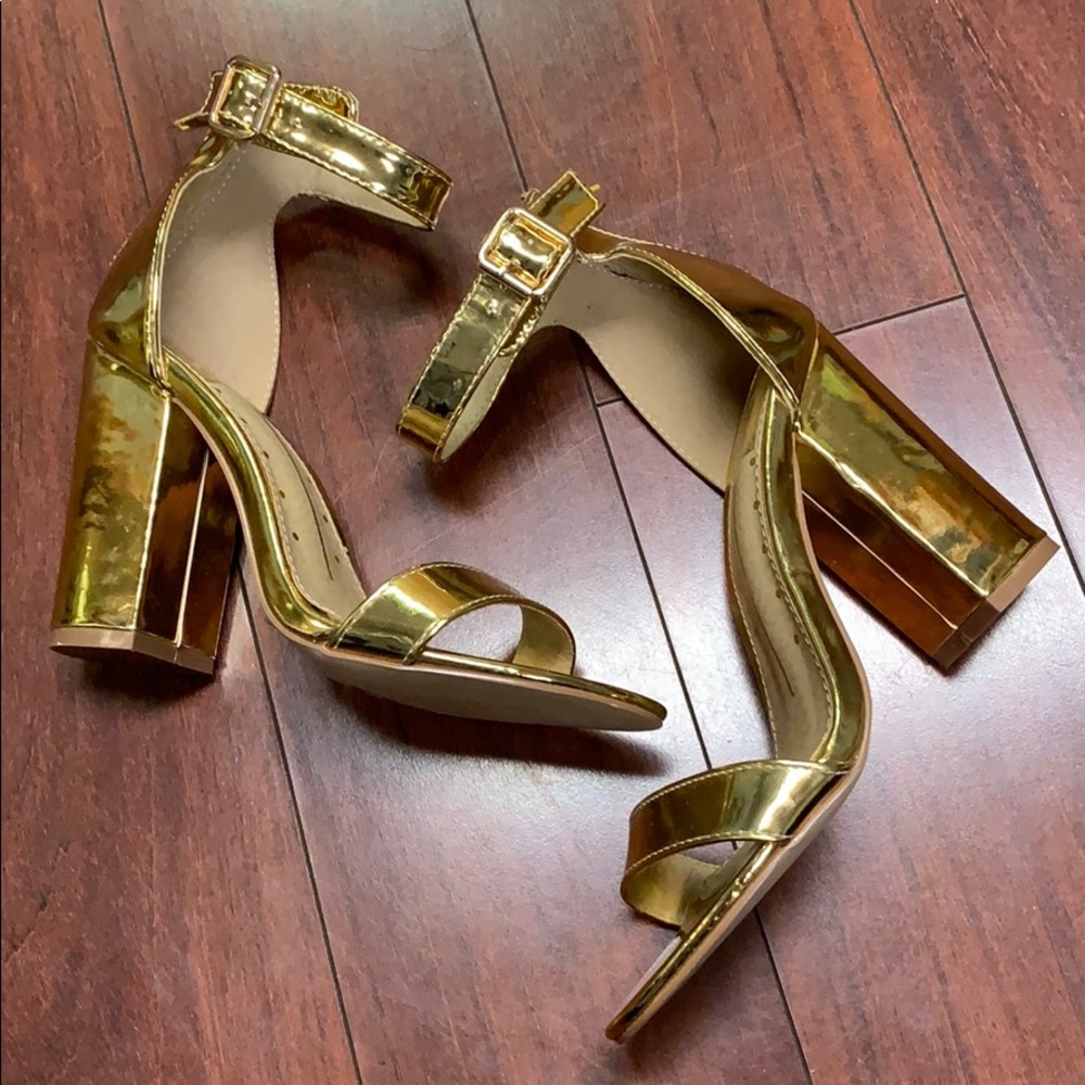 Size 6 gold 6” heels!!🔥🔥